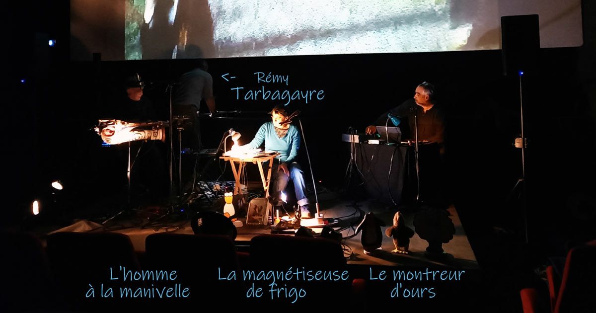 L'homme à la manivelle, la magnétiseuse de frigo et le montreur d'ours sur scéne avec Rémy Tarbagayre à la technique