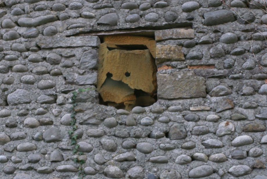 Mur en galet de l'Articole à Nay