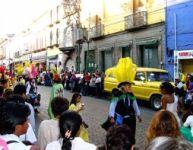 Parade dans les rues de la ville